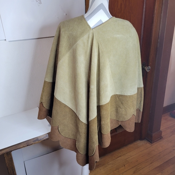 Jackets & Blazers - Womans Vintage 70s Suede Scallop bottom Pullover Poncho No tags 3 tone Brown